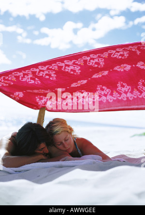 La sieste à l'ombre sur le couple beach Banque D'Images