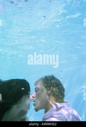 Couple kissing underwater Banque D'Images