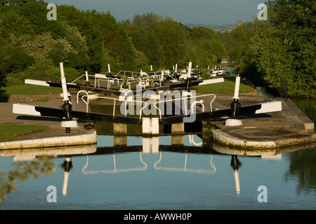 Vol d'écluses à Hatton sur le Grand Union Canal, vu du pont par les ateliers Banque D'Images