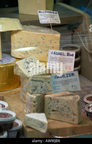 Le cashel blue fromage irlandais dans une sélection de fromages du marché à un marché couvert Banque D'Images