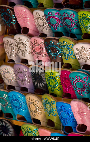 Close up horizontale d'une superbe gamme de couleurs différentes chaussures brodées "baboosh" en vente à l'extérieur d'un magasin le Souk Smata Banque D'Images