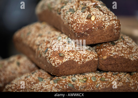 De sésame et de tournesol complets bio pain aux graines semées en vente sur un marché de producteurs à Belfast Banque D'Images