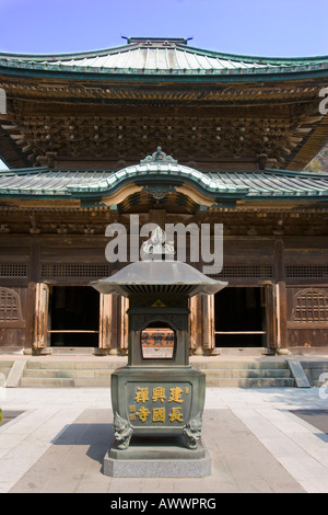 Brûleur d'encens en face de la salle du Bouddha Butsuden Kenchoji dans un temple bouddhiste Zen à Kamakura au Japon Banque D'Images