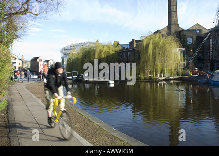 Un cycliste rides le long d'un canal à Hackney, East London, UK Banque D'Images