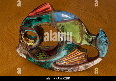 Raku, en céramique peint à la main le poisson. Banque D'Images