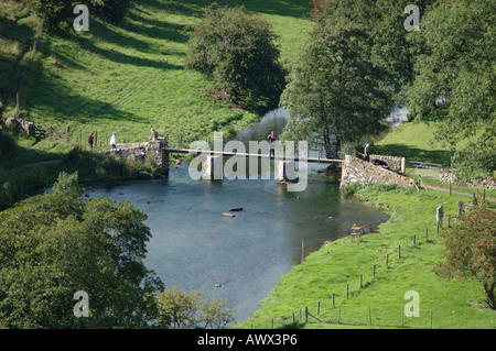 La rivière Wye dans Dale Monsal dans le parc national de Peak District, Derbyshire Banque D'Images
