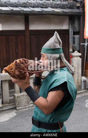 Seiryu-e Festival (aka Dragon bleu rite) près de Temple Kiyomizu-dera, Kyoto, Japon. Banque D'Images