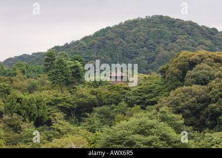 Une pagode parmi les collines boisées de Temple Kiyomizu-dera, Quartier Higashiyama, Kyoto, Japon Banque D'Images