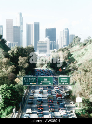 Modifié numériquement, à fort contraste de l'image l'heure de pointe du trafic sur Pasadena Freeway jusqu'au centre-ville de Los Angeles, Californie Banque D'Images