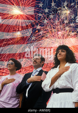 Image composite de quatre personnes lors d'une cérémonie de citoyenneté qui se trouve sur le drapeau américain et d'artifice Banque D'Images