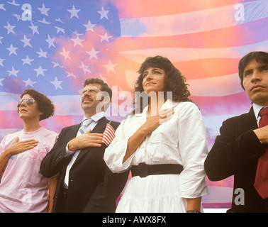 Image composite de quatre personnes lors d'une cérémonie de citoyenneté en surimpression sur drapeau américain et ciel bleu avec des nuages au coucher du soleil Banque D'Images