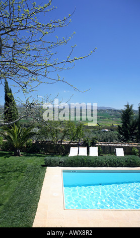 Grand hôtel rustique et d'une piscine au milieu de beaux jardins dans la campagne espagnole avec une vue imprenable sur les champs bel Banque D'Images