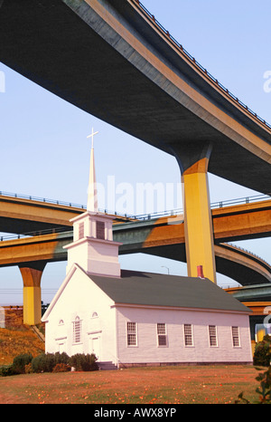 Image composite d'une église au milieu d'étagement de l'autoroute Banque D'Images