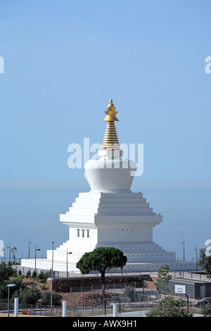 De superbes et nouvelles lumières stupa bouddhiste en haut de Benalmadena en Espagne Banque D'Images