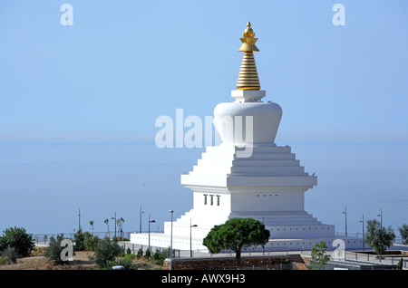 De superbes et nouvelles lumières stupa bouddhiste en haut de Benalmadena en Espagne Banque D'Images