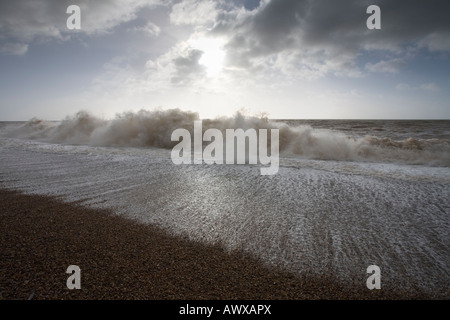 Vague se brisant sur la plage de Branscombe Devon, Angleterre Banque D'Images