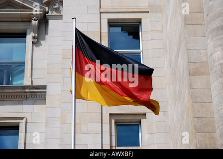 Le drapeau national allemand sur l'avant du Reichstag buillding, Berlin, Allemagne. Banque D'Images