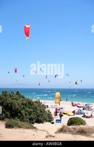 Belle plage de Tarifa en Espagne blanc rempli de kitesurfers et baigneurs Banque D'Images