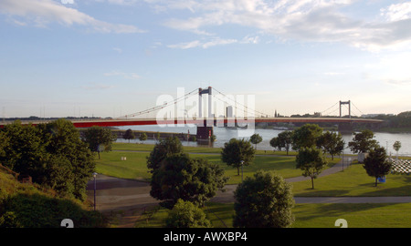 Friedrich-Ebert-pont, traverser le Rhin, l'Allemagne, en Rhénanie du Nord-Westphalie, région de la Ruhr, Duisburg Banque D'Images