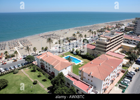 Vue aérienne de la plage de sable et de bâtiments de la route des vacanciers en vacances au soleil Banque D'Images