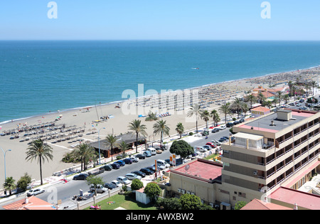 Vue aérienne de la plage de sable et de bâtiments de la route des vacanciers en vacances au soleil Banque D'Images