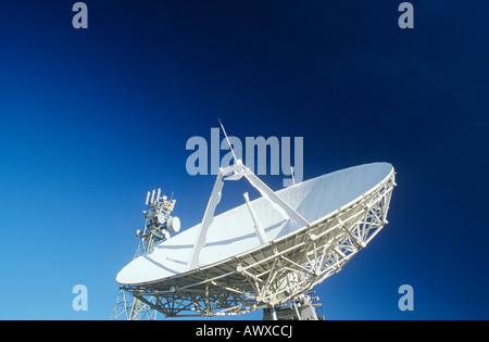 Antenne satellite de télécommunications et les tours de communication Banque D'Images