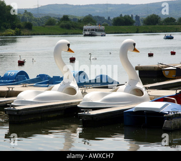 Pédalos sur le lac d'entreposage, de l'Allemagne, de Kemnade Rhénanie du Nord-Westphalie, région de la Ruhr, Bochum Banque D'Images