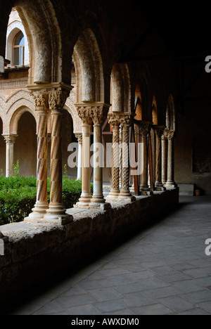 La mosaïque, colonnes et chapiteaux du cloître de Duomo di Monreale Sicile Italie Banque D'Images
