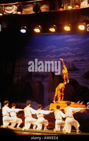 Performance acrobatique en théâtre de Chaoyang Beijing Chine Banque D'Images