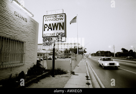 Voiture américaine et la vie urbaine comme le soleil se couche à Miami en Floride aux États-Unis d'Amérique. USA Voyages Banque D'Images