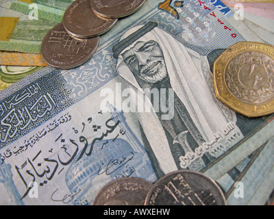 La Jordanie. Un tas de dinars jordaniens (billets et pièces). Banque D'Images