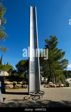 Le pilier de l'héroïsme commémorant la résistance juive pendant l'Holocauste à Yad Vashem, le Centre mondial de commémoration de l'Holocauste à Jérusalem, Israël Banque D'Images