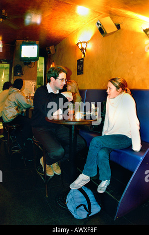 PARIS, France, couple de jeunes adultes, partage de boissons au Bar irlandais 'Fu Bar' Pub parler à l'intérieur du bar france, jeunes buvant Banque D'Images