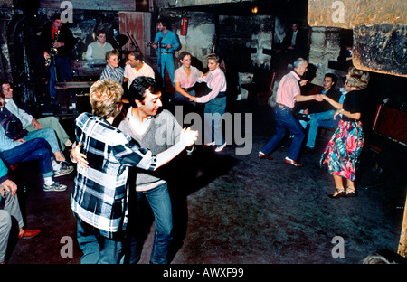 Paris France, adultes couples français dans Jazz Cave 'Caveau de la Huchette » années 1950 Rock'n'Roll couples dansant à la discothèque, paris années 1980 Banque D'Images