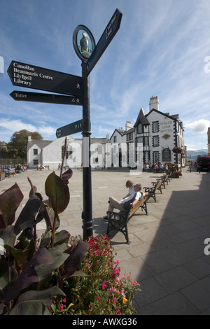 Panneau indiquant la place du Château et White Lion Hotel Beaumaris Isle of Anglesey au nord du Pays de Galles Banque D'Images