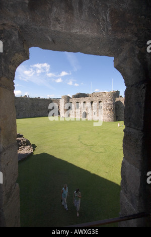 Voir à travers la vitre / ouverture sur cour intérieure vers la face intérieure de l'entrée. Château de Beaumaris, Ile d'Anglesey, au Pays de Galles Banque D'Images