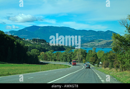 Road en français Alpes avec le lac de Serre-Ponçon Banque D'Images