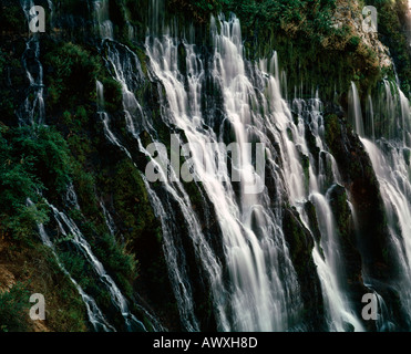 Des pleurs mur d'eau de 129 pieds au-dessus de cascades Burney Falls McArthur McArthur dans Burney State Park en Californie du Nord Banque D'Images