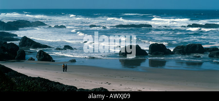 Couple en train de marcher sur la plage de Seal Rock State Park près de Newport sur la côte de l'Oregon central Banque D'Images