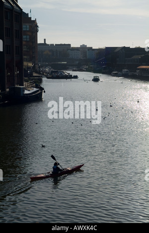 Canoéiste midi, Avon, le centre-ville de Bristol, Royaume-Uni Banque D'Images