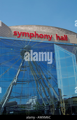 Birmingham centenary square grande roue reflète dans la fenêtre de la salle de concert symphonique Midlands de l'Angleterre UK GB EU Europe Banque D'Images