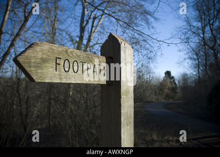 Un signe indiquant le chemin sur le sentier de l'écart entre Leatherhead Mole et Dorking Surrey en comté. Banque D'Images