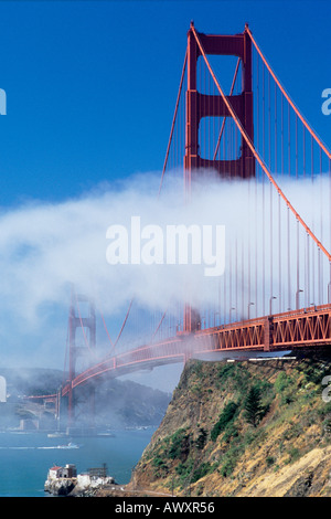 San Francisco, Californie, USA, le Golden Gate Bridge dans le brouillard à partir de Fort Baker, dans le comté de Marin Banque D'Images