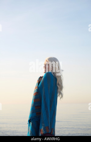 Young woman in on beach, portrait Banque D'Images
