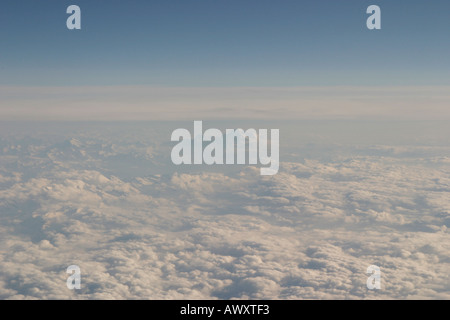 Nuages vus d'un avion en vol. Banque D'Images