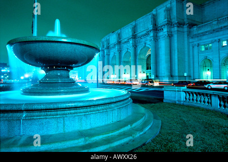 Washington D C USA Union Station fontaine en face sur une nuit pluvieuse film équilibré de tungstène Banque D'Images