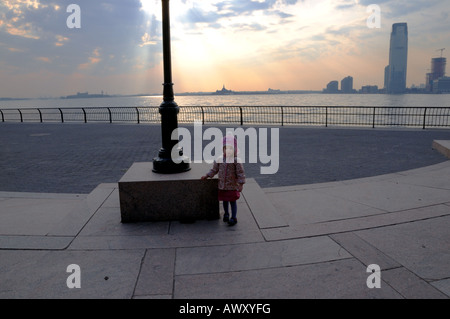 L'esplanade de Battery Park City à Manhattan à l'ouest en direction de la rivière Hudson, Ellis Island et le New Jersey Jersey City Banque D'Images