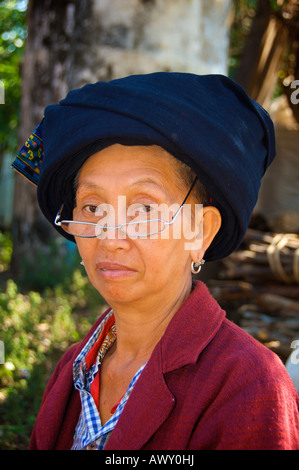 Iu mien aussi appelé Yao hill tribe femme dans le nord de la Thaïlande Banque D'Images