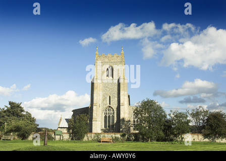 L'église du village avec ciel bleu et nuages blancs de St Marys Church Wiveton North Norfolk UK Banque D'Images