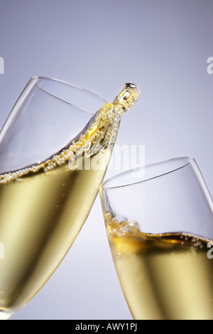 Deux verres de champagne toasting, close-up Banque D'Images